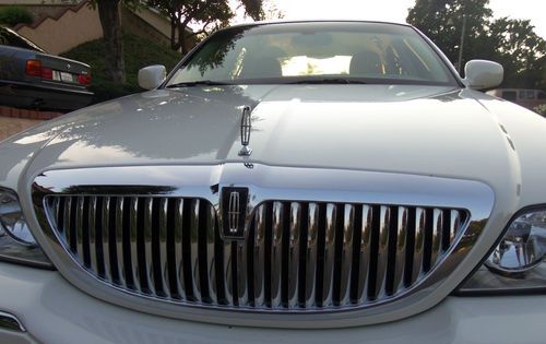 2006 lincoln town car signature low miles mint !