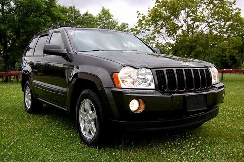 Beautiful 2005 jeep grand cherokee laredo, moonroof, leather, 4.7l v8, htd seats