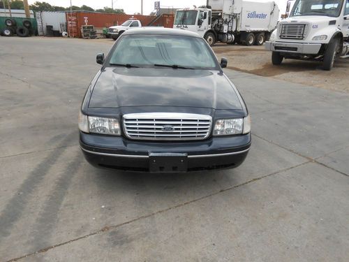 2001 Ford Crown Victoria, image 2