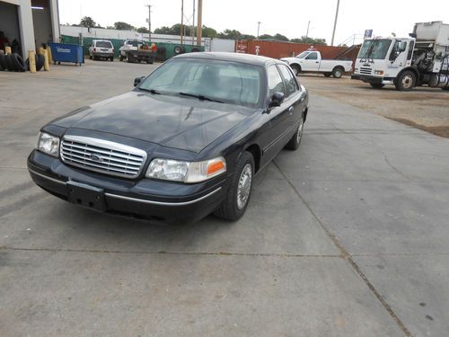 2001 Ford Crown Victoria, image 3