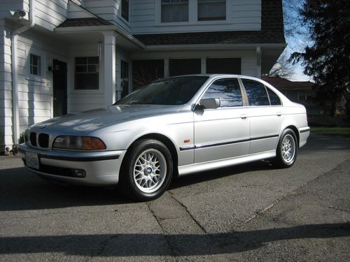 Bmw 528i 1999 titanium silver metalic, low mileage, excellent condition