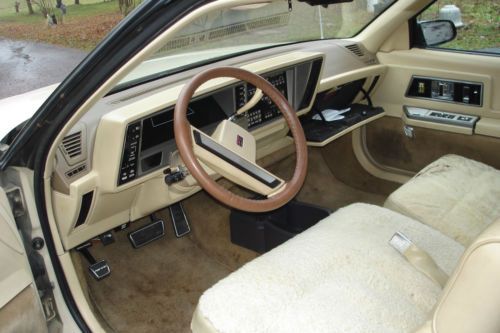 Oldsmobile toronado  two-door coupe luxury car toronado automobile 1986 olds
