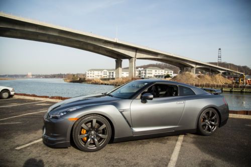 2010 nissan gt-r premium coupe 2-door 3.8l