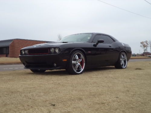 SRT 8 W/ UPGRADED EXHAUST AND DUB 22' STAGGERED WHEELS, IMMACULATE CONDITION, image 2