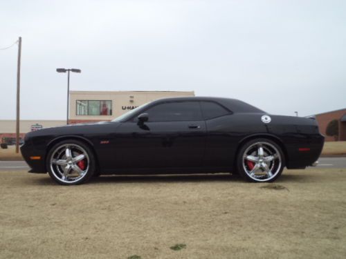 SRT 8 W/ UPGRADED EXHAUST AND DUB 22' STAGGERED WHEELS, IMMACULATE CONDITION, image 3