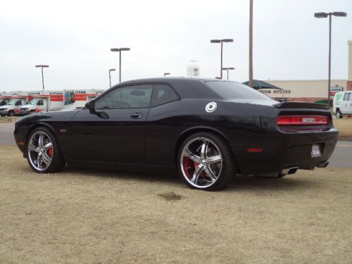 SRT 8 W/ UPGRADED EXHAUST AND DUB 22' STAGGERED WHEELS, IMMACULATE CONDITION, image 4