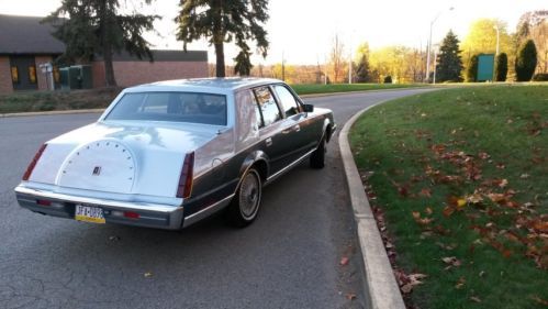 All original  1985 lincoln continental very good condition true baby blue!