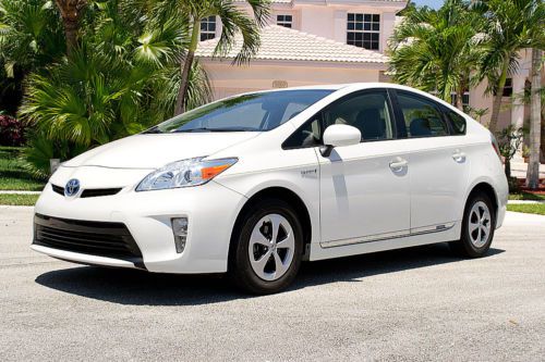 2012 toyota prius 3 leather navi pearl white 28k miles. like new florida car!