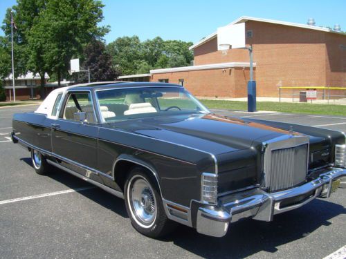 1977 Diamond Black Lincoln Town Coupe in excellent condition, image 3