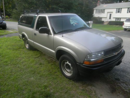 2002 chevrolet s10 base standard cab pickup 2-door 2.2l