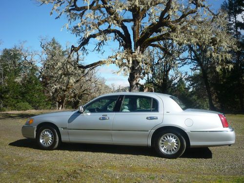 2000 lincoln town car cartier sedan 4-door 4.6l in mint condition