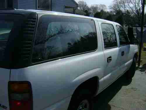 2001 Chevrolet Suburban 1500 4x4 SUV. NO Reserve, image 4