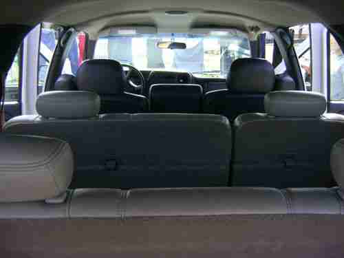 2001 Chevrolet Suburban 1500 4x4 SUV. NO Reserve, image 10