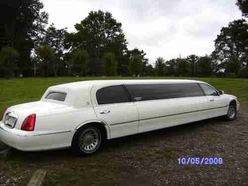 Exceptional 2001 Lincoln Town Car Classic Stretch “Wave” Limo, image 2