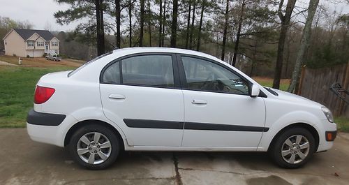 2007 kia rio lx sedan 4-door 1.6l ** great gas milage **