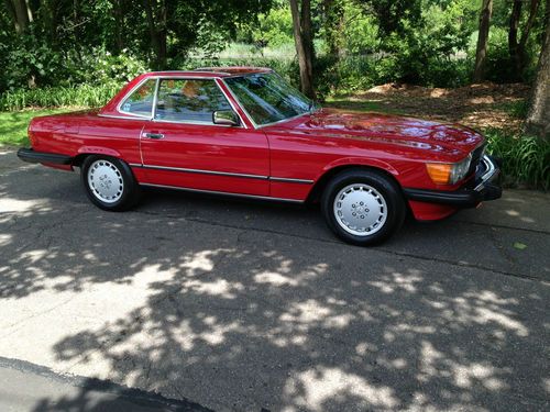 Excellent red 560sl benz, with hard top