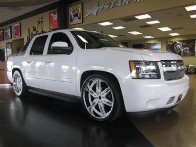 2007 chevrolet avalanche ltz only 37k miles leather 22' rims white