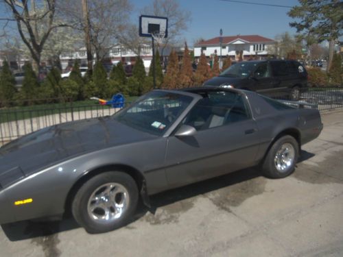 1985 pontiac firebird, clasic, low milage, garage kept, t tops