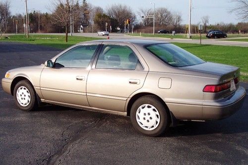 1999 toyota camry 4 door very clean - needs hood