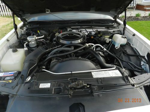 WHITE EXTERIOR, BURGUNDY INTERIOR, V8, MINT CONDITION, ALL ORIGINAL, GARAGE KEPT, US $18,000.00, image 2