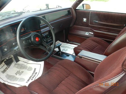 WHITE EXTERIOR, BURGUNDY INTERIOR, V8, MINT CONDITION, ALL ORIGINAL, GARAGE KEPT, US $18,000.00, image 3