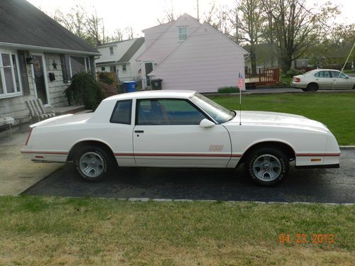 WHITE EXTERIOR, BURGUNDY INTERIOR, V8, MINT CONDITION, ALL ORIGINAL, GARAGE KEPT, US $18,000.00, image 4