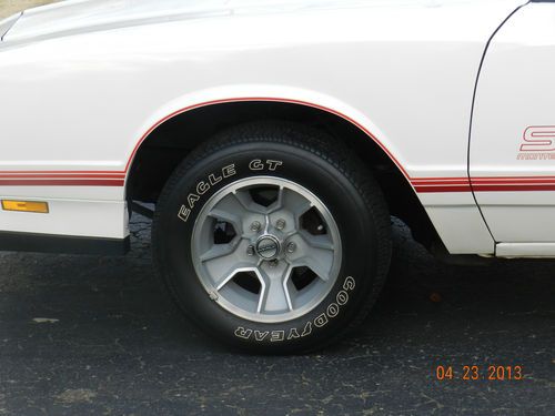 WHITE EXTERIOR, BURGUNDY INTERIOR, V8, MINT CONDITION, ALL ORIGINAL, GARAGE KEPT, US $18,000.00, image 10
