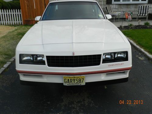 WHITE EXTERIOR, BURGUNDY INTERIOR, V8, MINT CONDITION, ALL ORIGINAL, GARAGE KEPT, US $18,000.00, image 11