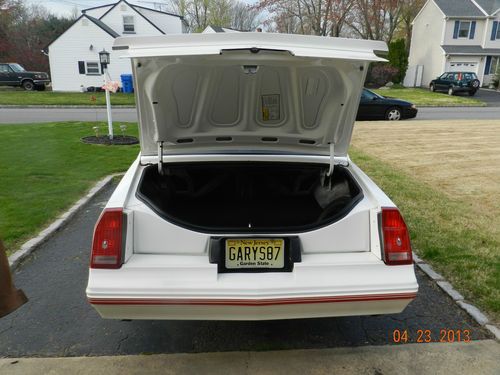 WHITE EXTERIOR, BURGUNDY INTERIOR, V8, MINT CONDITION, ALL ORIGINAL, GARAGE KEPT, US $18,000.00, image 12