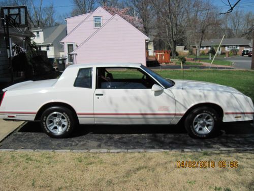 WHITE EXTERIOR, BURGUNDY INTERIOR, V8, MINT CONDITION, ALL ORIGINAL, GARAGE KEPT, US $18,000.00, image 19