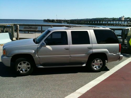 2000 gmc yukon denali  suv 4-door 5.7l leather seats rear entertainment  system