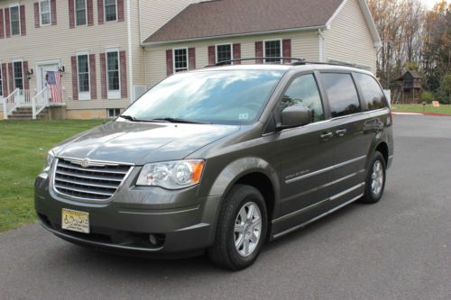 2010 chrysler braun wheelchair handicap conversion van      mint