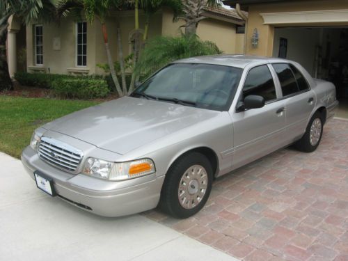 2004 ford crown victoria police interceptor sedan 4-door street appearance pkg.