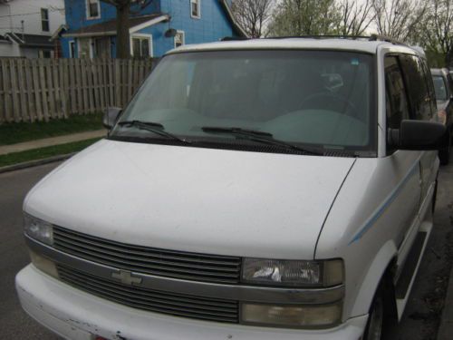 1998 chevy astro white