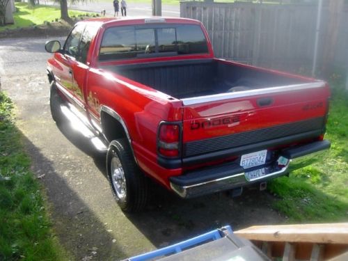 2000 dodge 2500 quad cab slt laramie 4x4 like new condition and only 3 owners