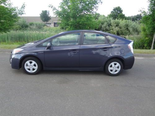 &#039;11 toyota prius! very clean. navigation! blue tooth! no reserve!