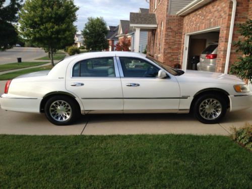 2001 Lincoln Town Car Signature 4 dr sedan white excellent condition low miles, US $6,500.00, image 2