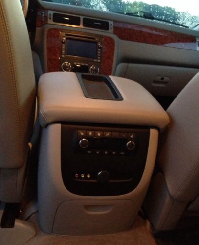 2008 Chevrolet Chevy Suburban LTZ sport utility 4WD., image 11