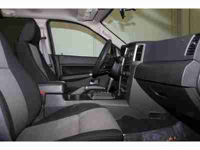 Laredo / AWD / Cloth Interior, image 3