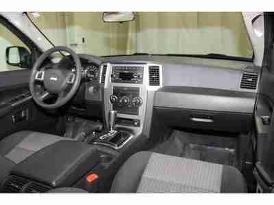 Laredo / AWD / Cloth Interior, image 9