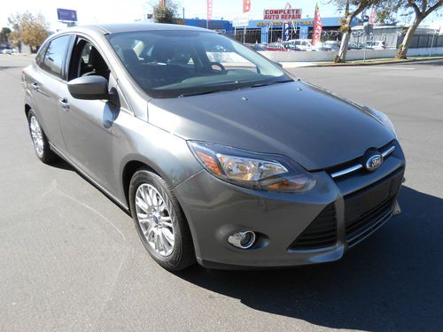 2012 ford focus se sedan 4-door 2.0l