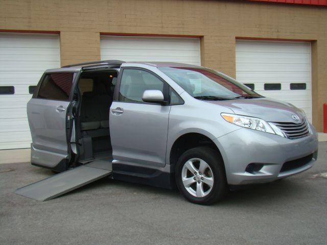 2014 toyota sienna le mobility handicap wheelchair accessible | 35k miles $23,500