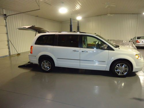 2009 chrysler town &amp; country limited wheelchair/handicap ramp van leather/dvd