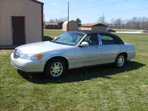 ((-- 2001 Lincoln Town Car Signature Sedan 4-Door 4.6L EXCELLENT CONDITION --)), image 17