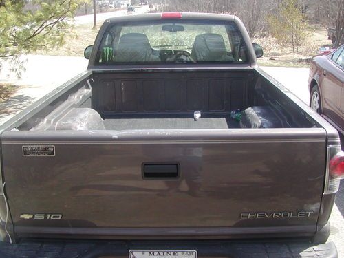 2000 chevrolet s10 ls standard cab pickup 2-door 2.2l