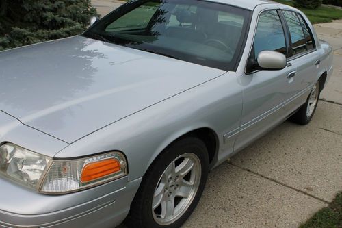 2002 ford crown victoria lx sedan 4-door 4.6l sport