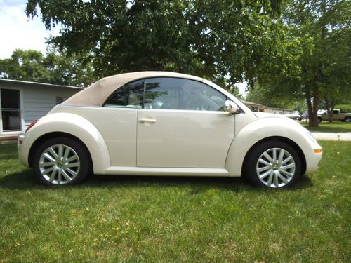 2008 new beetle  convertible se   very low miles, exceptional condition