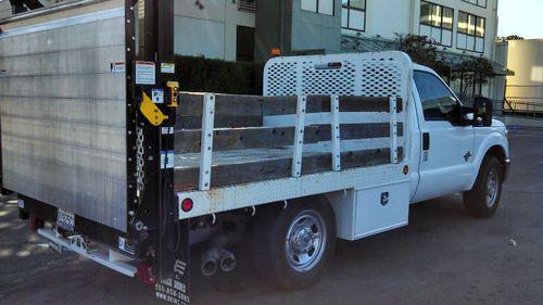 2011 ford f350 flatbet truck  - 7,000 miles - hydraulic lift