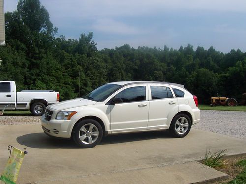 2010 dodge caliber sxt:  white, excellent condition, clean