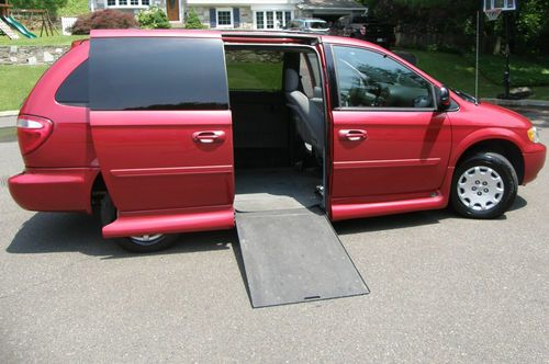 2004 chrysler town &amp; country lx handicapped minivan w/vmi conversion